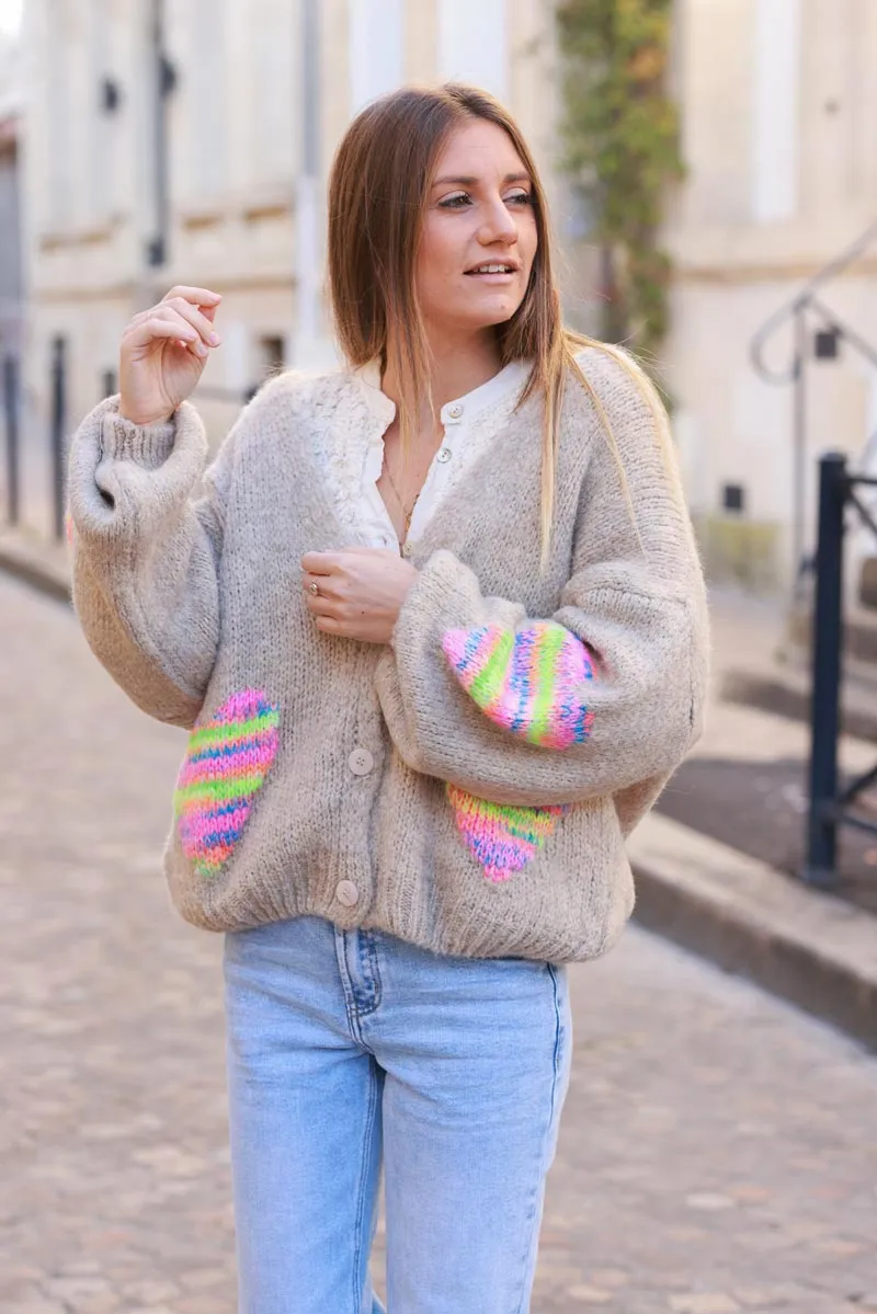 Gilet grosse maille taupe à boutons avec écharpe broderie cœurs multicolores