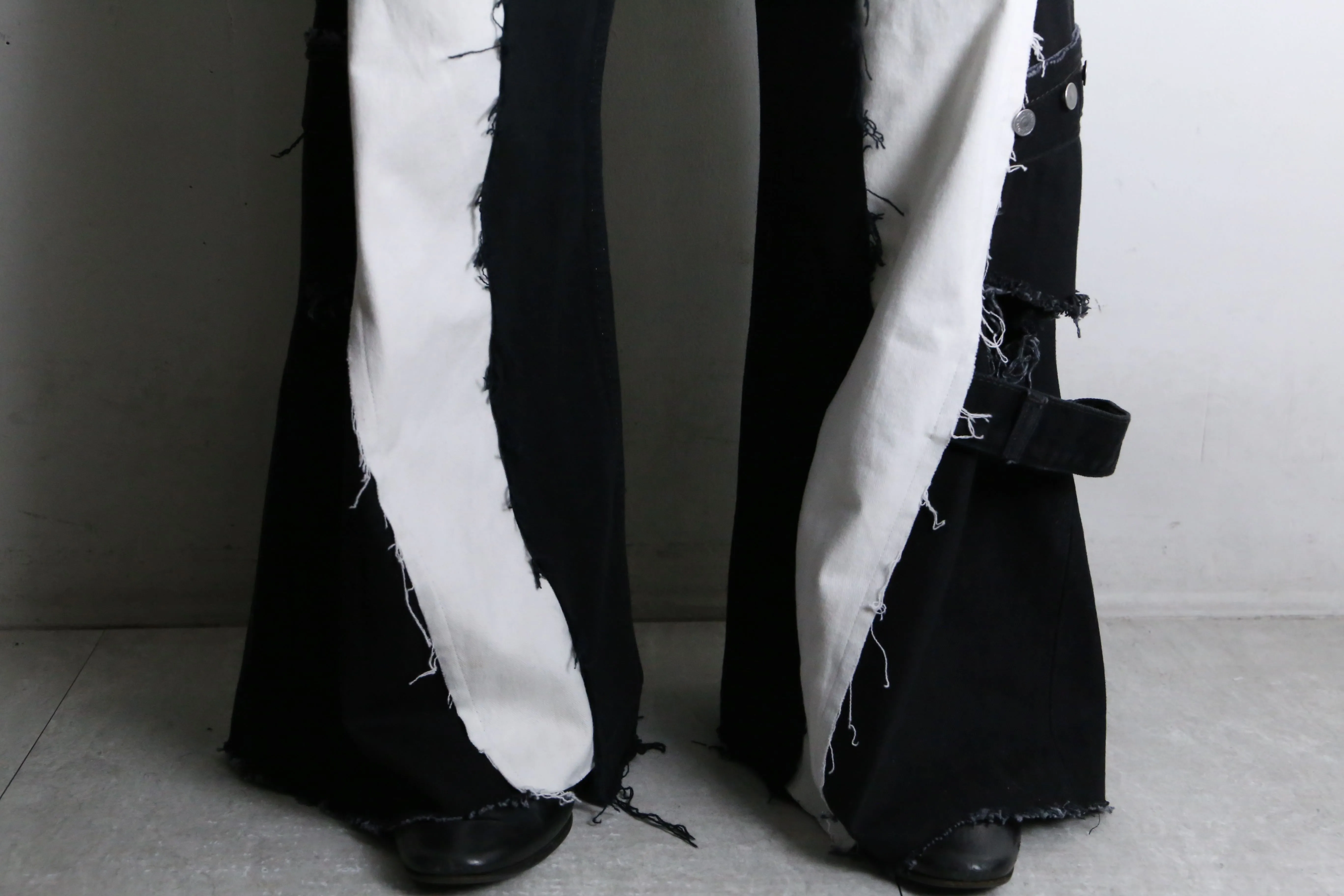 "Re:make" black × white 3docking flare denim pants