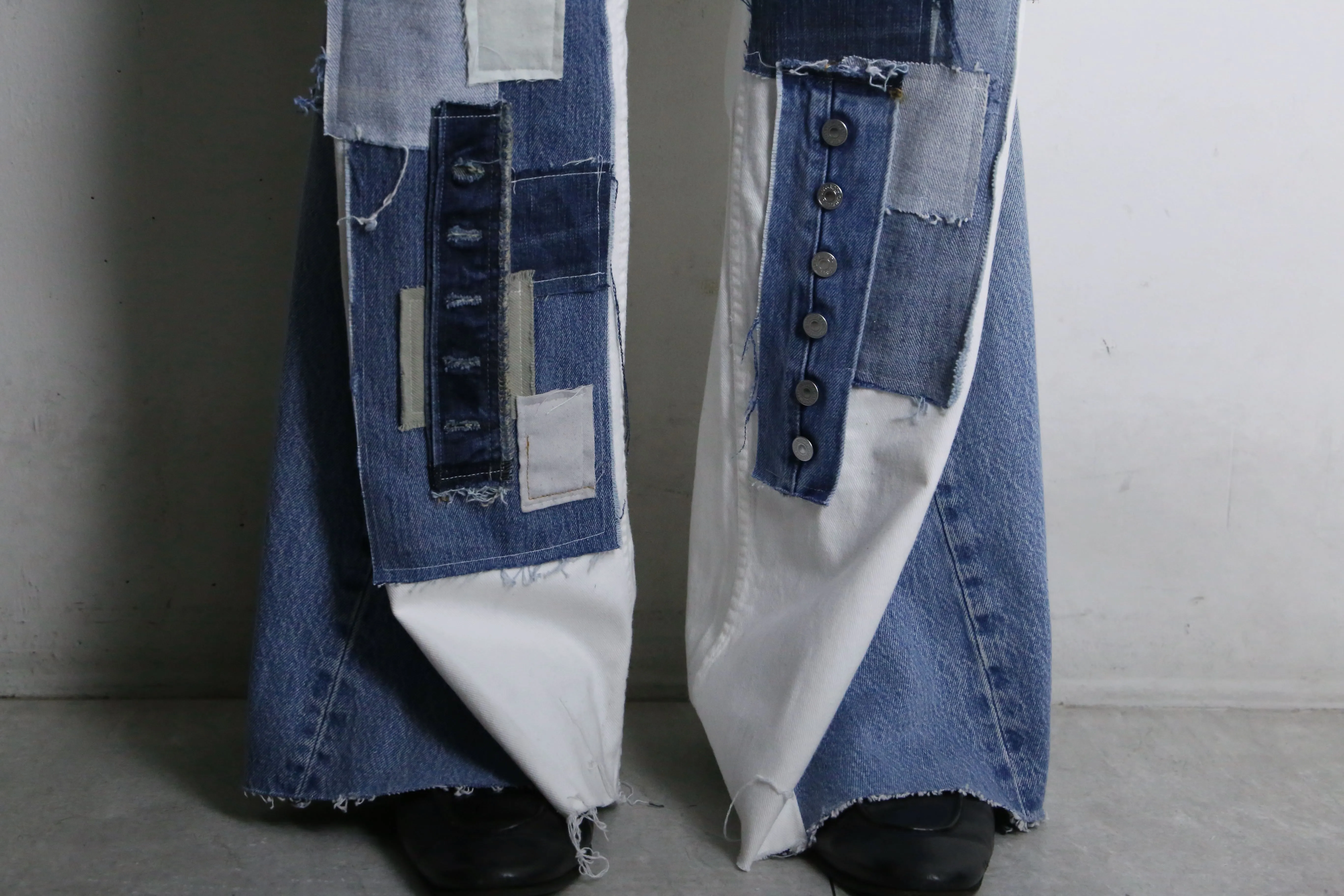 "Re:make" denim design patch white flare denim pants